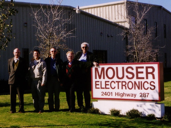 Photo datant de 1983 représentant 4 employés de Mouser Electronics