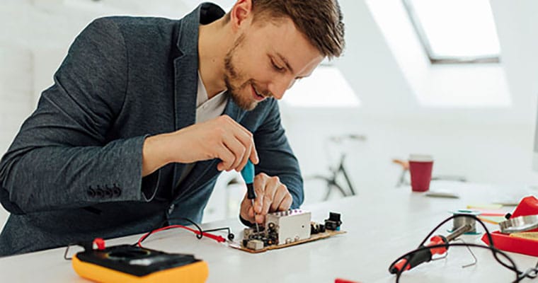 Ingénieur testant un courant électrique